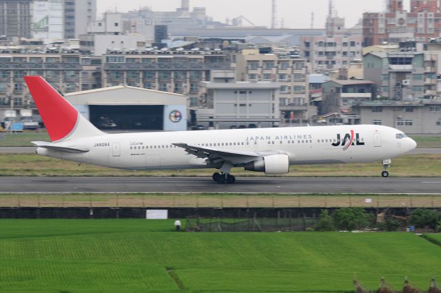 BOEING 767-300 (JA8264)