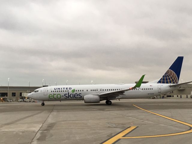 Boeing 737-900 (N75432) - 3/6/17