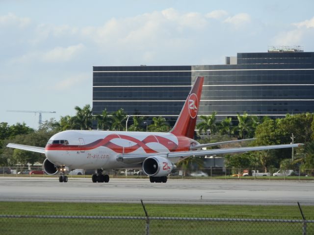 BOEING 767-200 (N999YV) - 21 Air cargo B767-200F