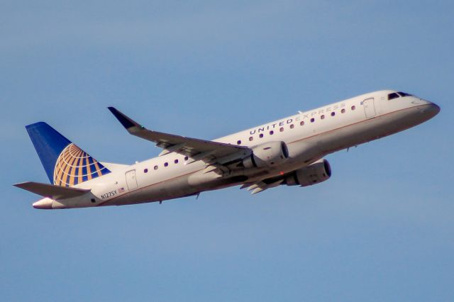 Embraer 175 (N127SY)