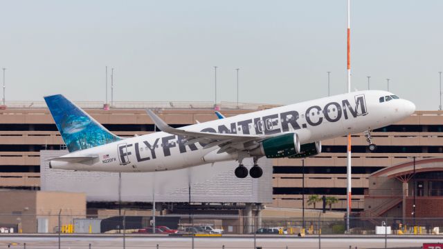 Airbus A320 (N220FR)