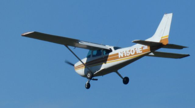 Cessna Skyhawk (N1501E) - On short final is this 1978 Cessna 172N Skyhawk in the Autumn of 2022.