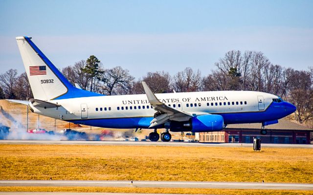 Boeing 737-700 (05-0932) - AVLON34 landing at Mcghee Tyson airport on Feb 8, 2018.