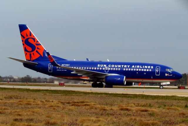 Boeing 737-700 (N711SY)