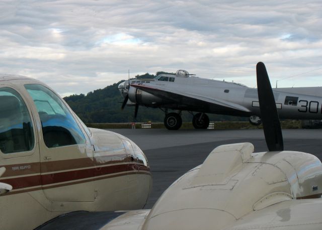 Beechcraft Baron (58) (N7237X) - One of RELIANT AIRs pristine Barons. They have the lowest fuel price onthe Danbury (KDXR) airport.