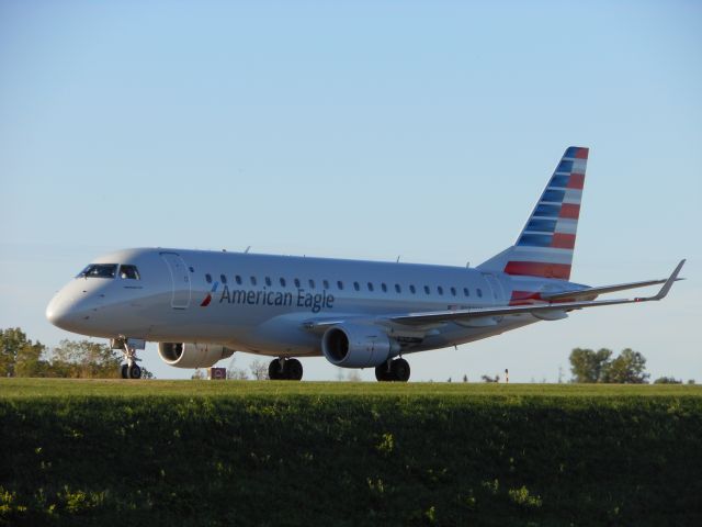 Embraer 170/175 (N102HQ)