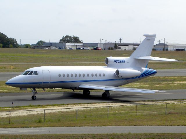 Dassault Falcon 900 (N202WR) - N202WR taxiing to 14 for a departure.