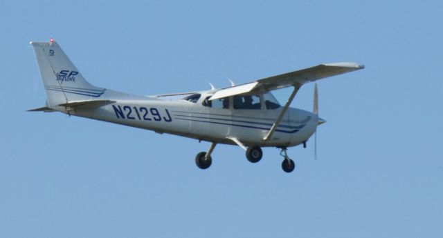 Cessna Skyhawk (N2129J) - On final is this 2003 Cessna Skyhawk 172SP from the Autumn of 2020.