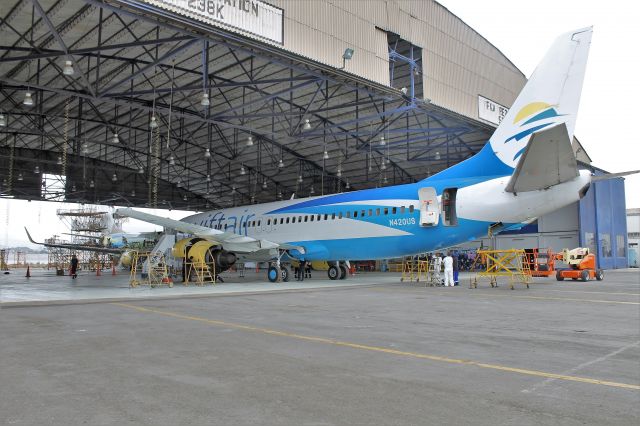 BOEING 737-400 (N420US) - B737-400 N420US br /En proceso de conversion de SouthWest a SwiftAirbr /Revision general y repitando a cargo de SEMAN Peru