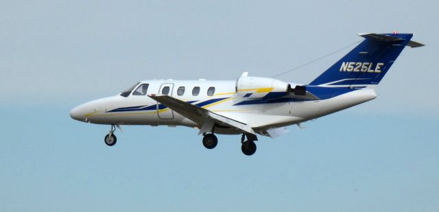 Cessna Citation CJ1 (N525LE) - On short final is this 2001 Cessna Citation 525 in the Winter of 2023.