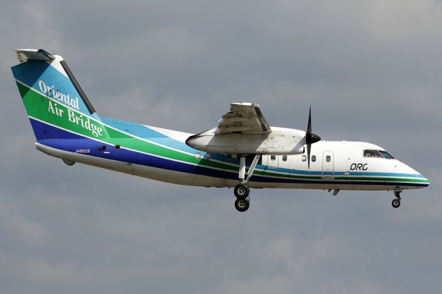 de Havilland Dash 8-200 (JA802B) - Location: right side of RWY16 at FUK