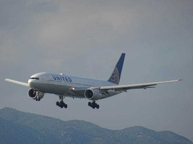 BOEING 777-200LR (N224UA)