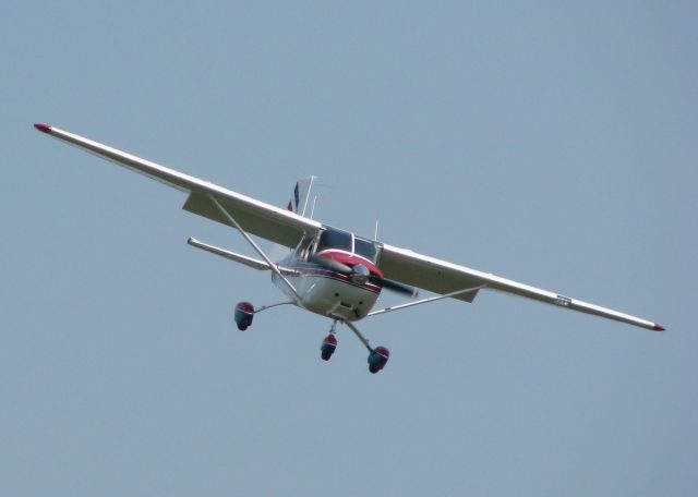 Cessna Skylane (N6350B) - Landing on runway 14 at the Shreveport Downtown airport.