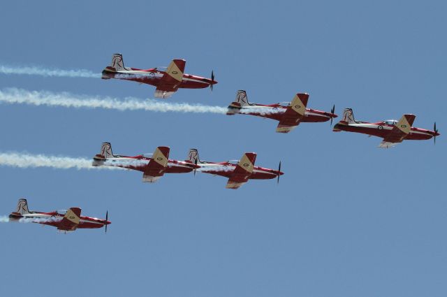 HAWKER DE HAVILLAND PC-9 (VARIOUS) - Roulettes display team at Temora Warbirds show 2015