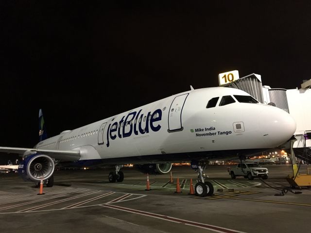 Airbus A321 (N986JB)