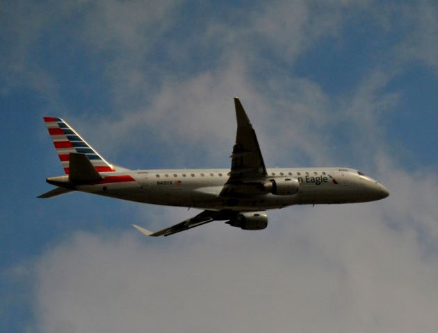 Embraer 170/175 (N418YX)