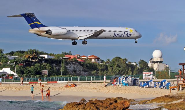 McDonnell Douglas MD-83 (PJ-MDE) - Landing over Maho Beach. Sunset Bar on the right.