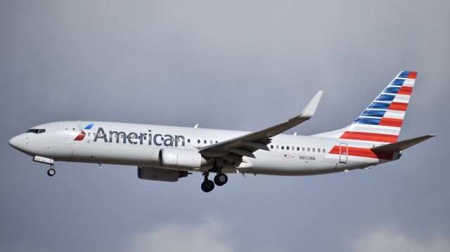 Boeing 737-800 (N852NN) - American Airlines Boeing 737-823 (WL) on final for RWY 35L at Denver International Airport