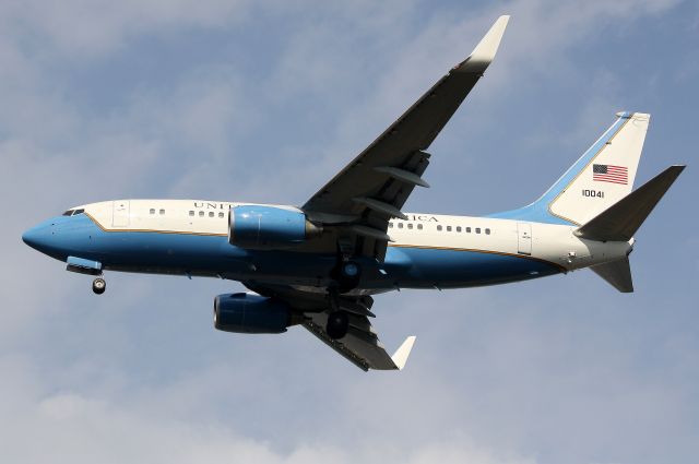 01-0041 — - Air Force Two on final to RWY 27, bringing VP Joe Biden to Boston. (2/23/12)