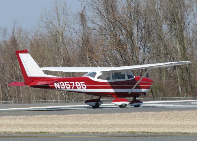 Cessna Skyhawk (N35795) - Turning onto runway 14 at the Shreveport Downtown airport.