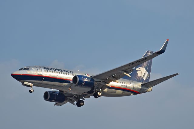 Boeing 737-700 (XA-NAM) - Boeing B737-752 XA-NAM MSN 33790 of Aeromexico with old colors on short final to runway 05R at Mexico City International Airport (06/2019).