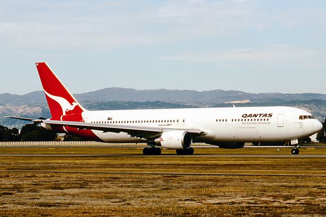 VH-OGC — - QANTAS - BOEING 767-338/ER - REG :VH-OGC (CN 24317/246) - ADELAIDE INTERNATIONAL AIRPORT SA. AUSTRALIA - YPAD (3/10/1993)