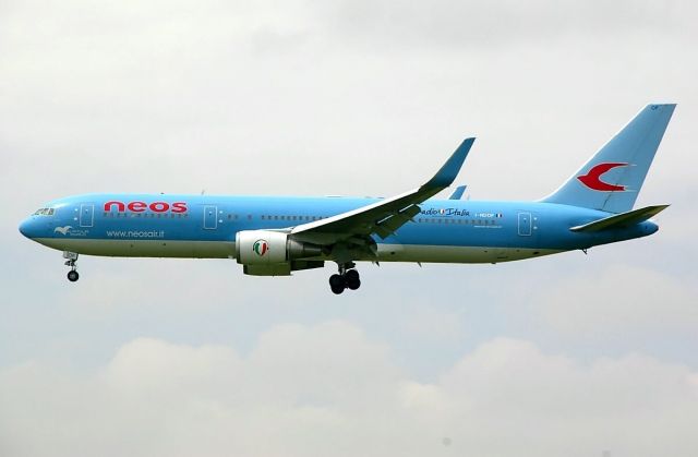 BOEING 767-300 (I-NDOF)