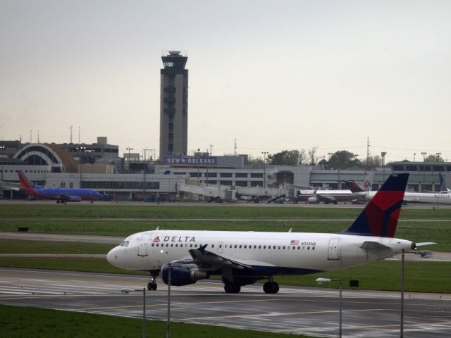 Airbus A319 (N335NB) - Take off.