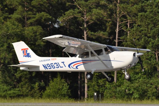 Cessna Skyhawk (N963LT) - N963LT seen participating in LA Tech Flight Teams first practice of 2017