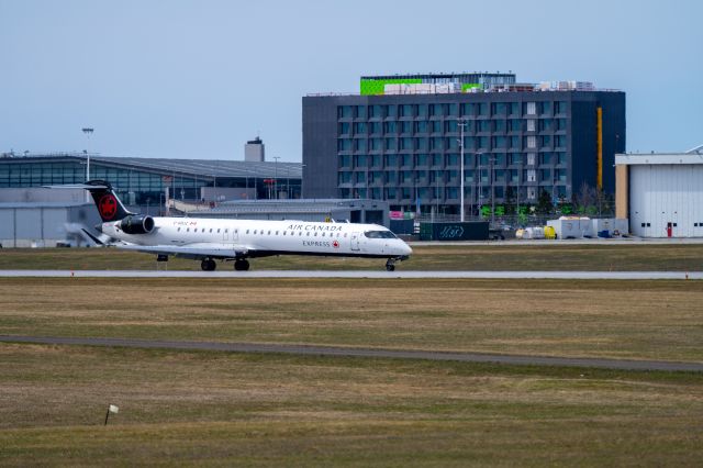 Canadair Regional Jet CRJ-900 (C-GDJZ) - Runway 07 arriving