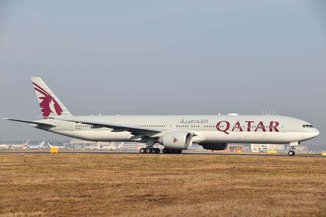 BOEING 777-300ER (A7-BEL) - posizione, dentro l'aeroporto, dopo il raccordo ad H