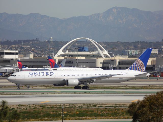 BOEING 767-400 (N76064)