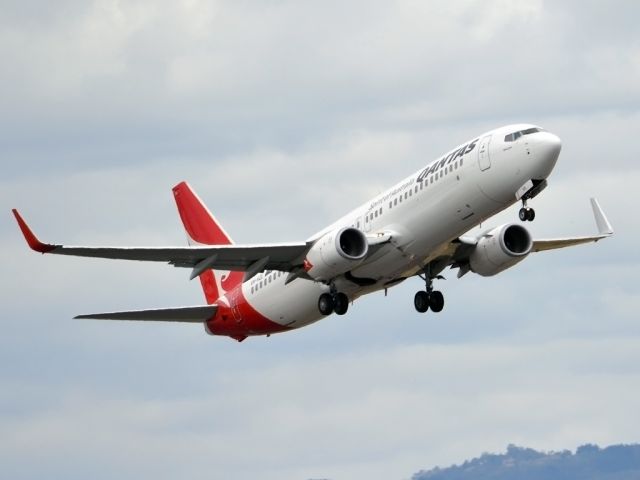 Boeing 737-800 (VH-VZL) - Getting airborne off runway 23. Tuesday 27th December 2011.