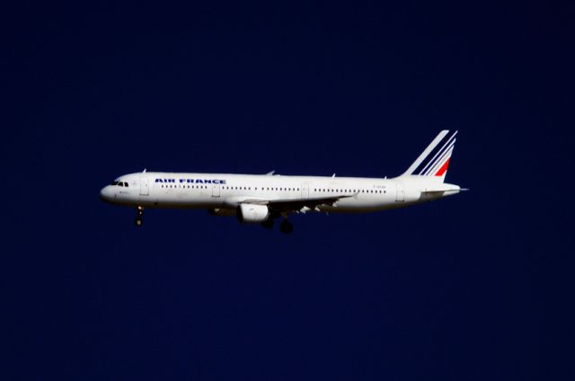 Airbus A321 (F-GTAU) - 2008 - Landing in a deep blue sky