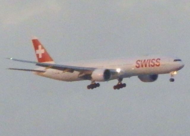 BOEING 777-300 (HB-JNB)