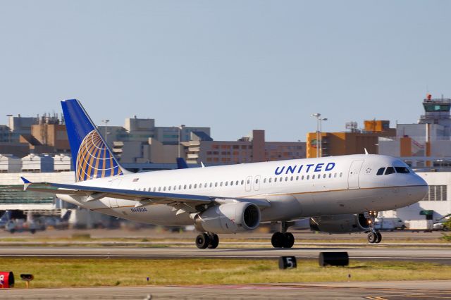 Airbus A320 (N440UA)