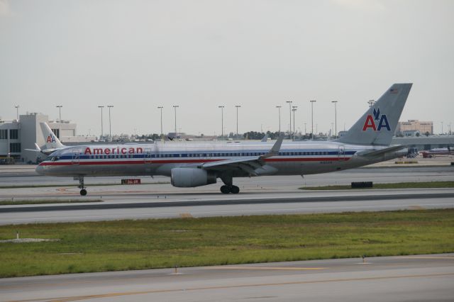 Boeing 757-200 (N185AN)