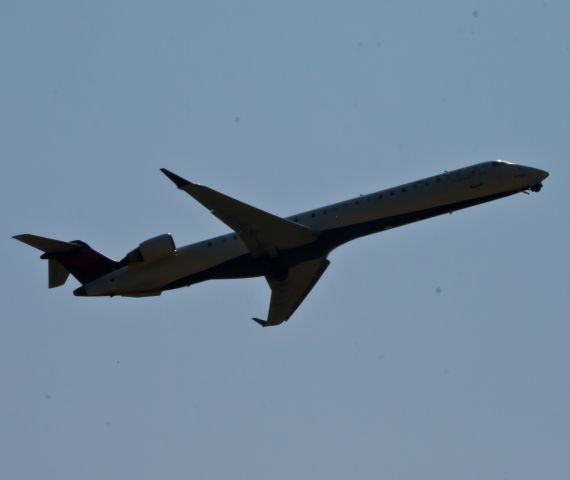 Canadair Regional Jet CRJ-900 (N153PQ)