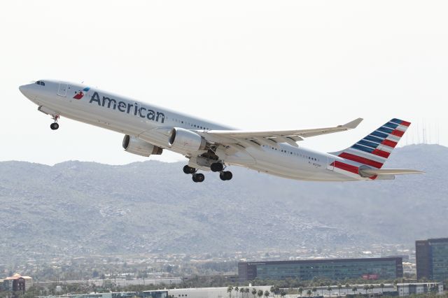 Airbus A330-300 (N273AY)