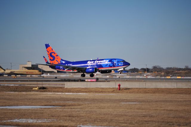 Boeing 737-700 (N714SY)