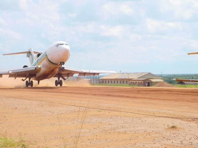 Boeing 727-100 (S9-CAB) - Gravel Operation. It´s a normal procedure in contaminated runways.