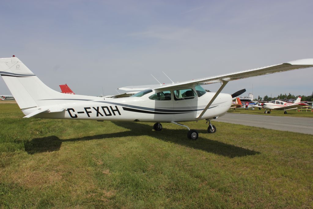 Cessna Skylane (C-FXDH) - C-FXDH Cessna Skyhawk 172 RVA Aéroport de Sherbrooke QC. CYSC 16-06-2018.