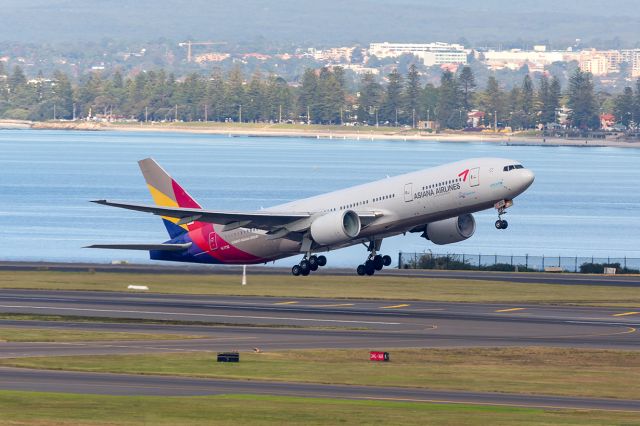 BOEING 777-200LR (HL7732) - OZ602/AAR602 to ICN Seoul, R34L SYD/YSSY 27/05/2017