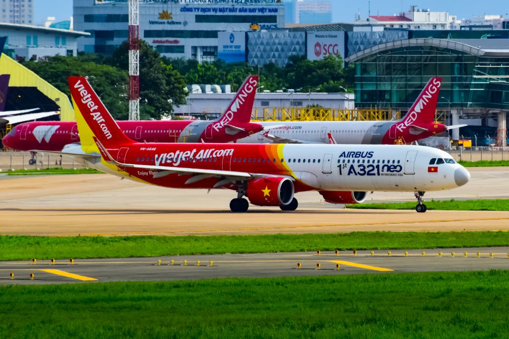 Airbus A321neo (VN-A646) - Painted in "1st A321neo in South East Asia" livery.