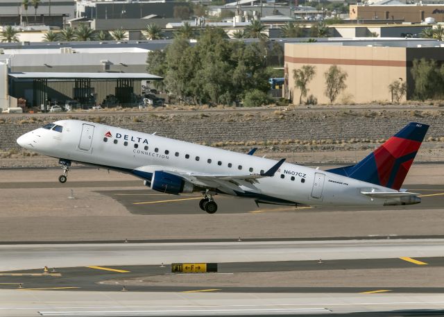 Embraer 175 (N607CZ)