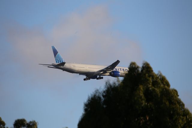 BOEING 777-300ER (N2250U)