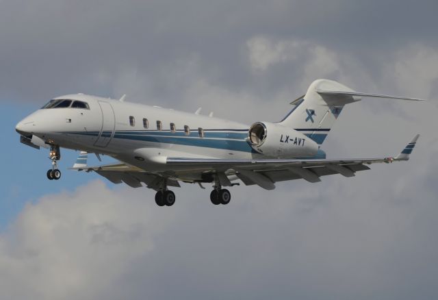 Bombardier Challenger 300 (LX-AVT)