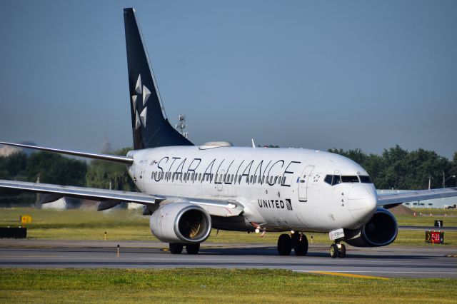 Boeing 737-700 (N13720) - United Airlines Boeing 737-700 w/ Star Alliance livery 