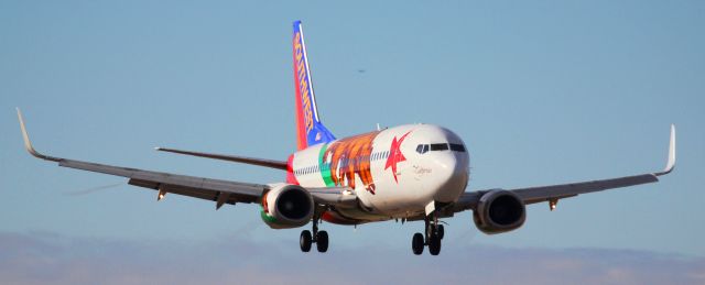 BOEING 737-300 (N609SW) - Landing on 35L.