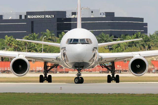 BOEING 767-200 (N792AX)